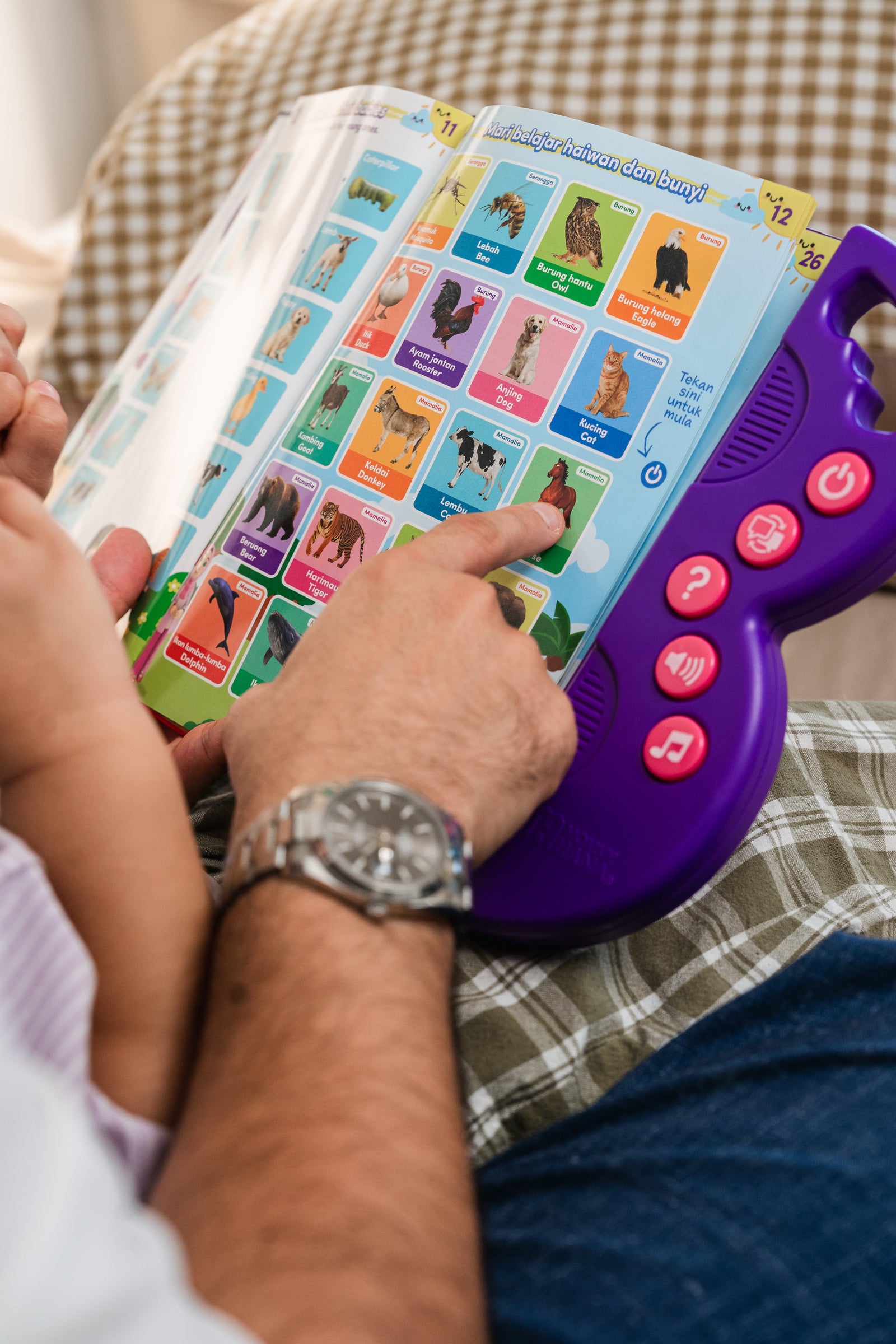 Buku interaktif di tangan anak anda.